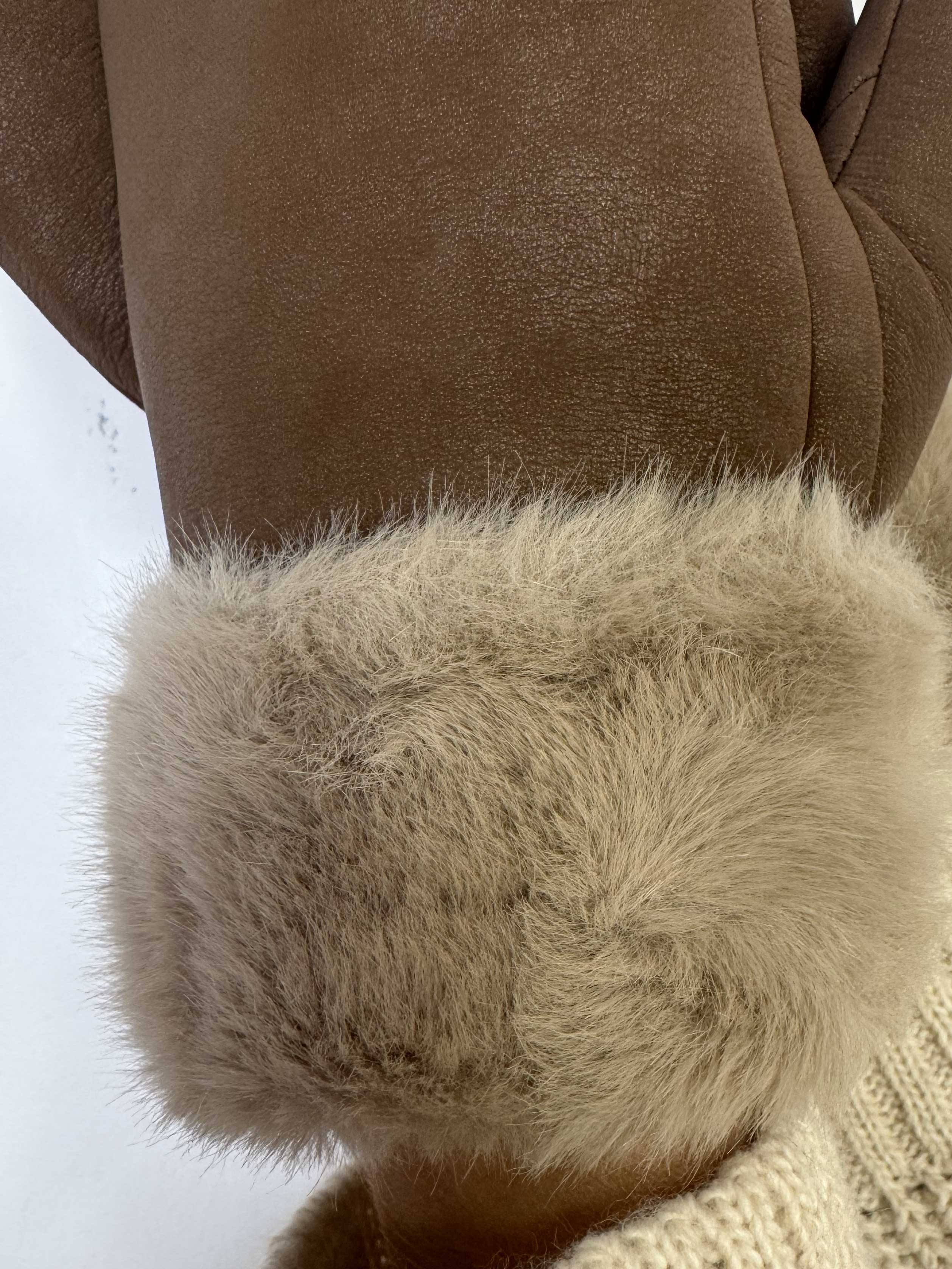 Kjellrun - Bløde luffer i ruskindslook med fake fur